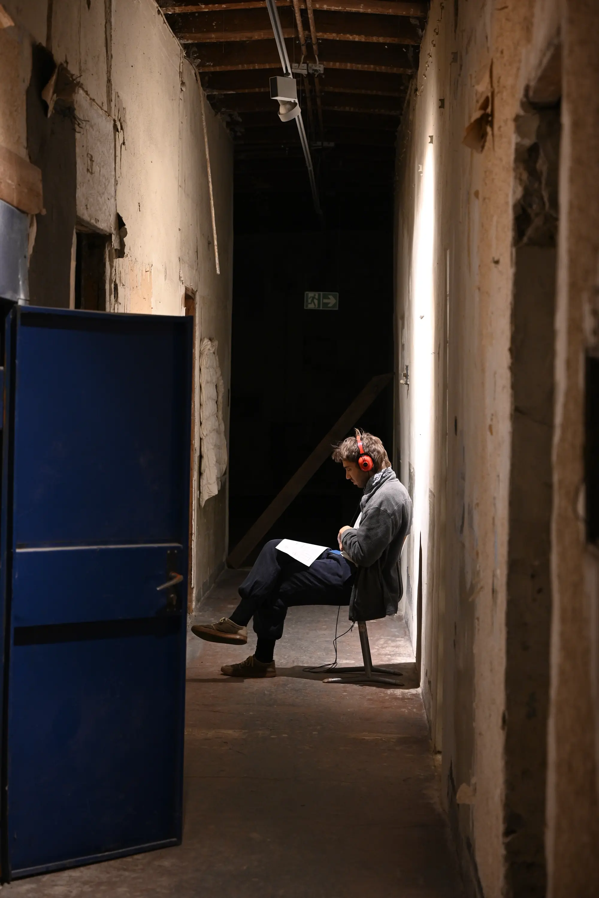 Besucher*in am Hören